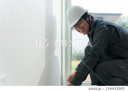 内装の作業をする男性 134433005