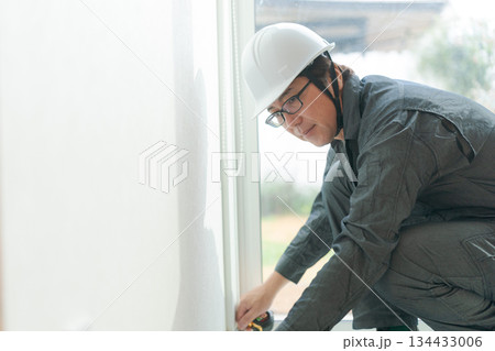 内装の作業をする男性 134433006