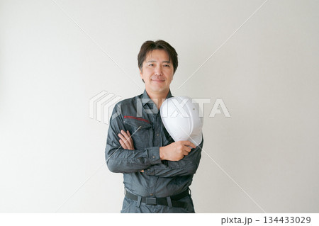 作業服を着た50代男性 134433029