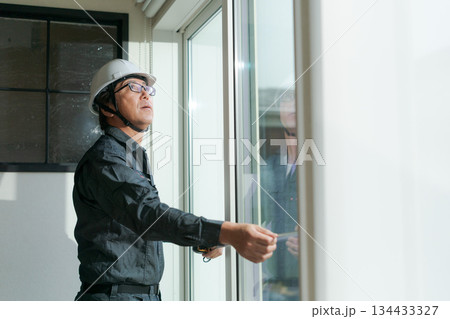 窓ガラスを確認する作業員 134433327