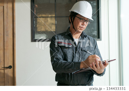 窓ガラスを確認する作業員 134433331