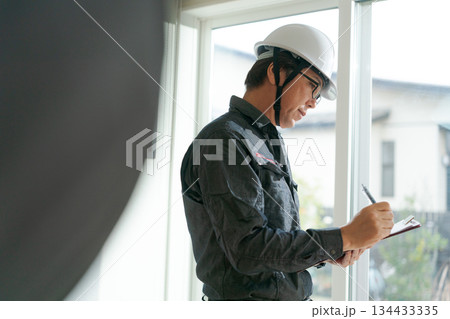 窓ガラスを確認する作業員 134433335