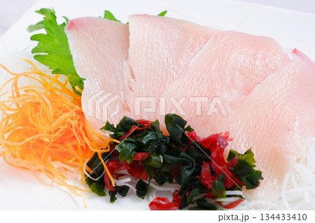 ブリの刺身 - よく脂がのっておいしそうな、天然ブリのお刺身 134433410