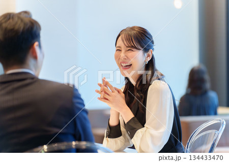 カップル　デート　レストラン　記念日 134433470