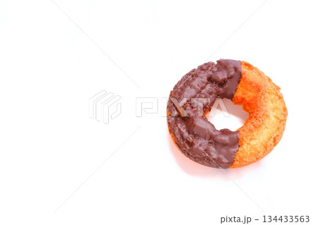オールドファッションドーナツ - チョコレートでコーティングされた、おいしそうなドーナツ オールドファッションドーナツ - チョコレートでコーティングされた、おいしそうなドーナツ 134433563