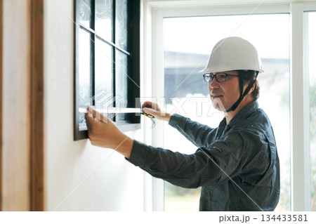窓のメンテナンスをする男性 134433581