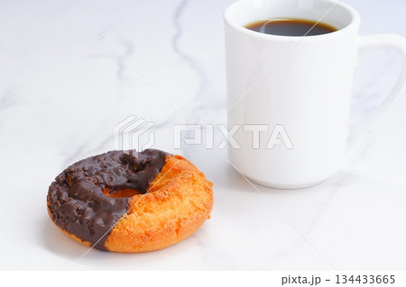 ドーナツとコーヒー - チョコレートでコーティングされたオールドファッションドーナツとコーヒー ドーナツとコーヒー - チョコレートでコーティングされたオールドファッションドーナツとコーヒー 134433665