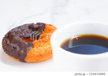 ドーナツとコーヒー - チョコレートでコーティングされたオールドファッションドーナツとコーヒー 134433666