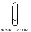 シンプルなクリップ（ゼムクリップ）のイラスト 134433687