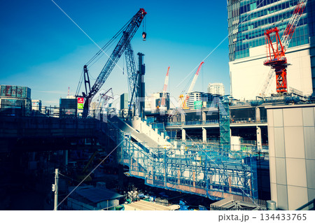 変貌する東京 工事中のJR渋谷駅西口 2025.11末　f-3 暖色寒色強調 134433765