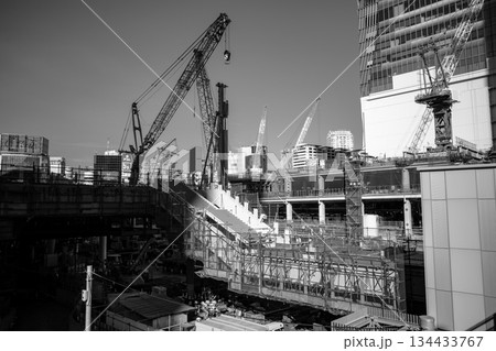 変貌する東京 工事中のJR渋谷駅西口 2025.11末　f-5 モノクロ 134433767