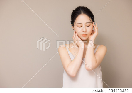 若い女性のビューティイメージ 134433820