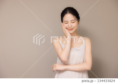 若い女性のビューティイメージ 若い女性のビューティイメージ 134433824