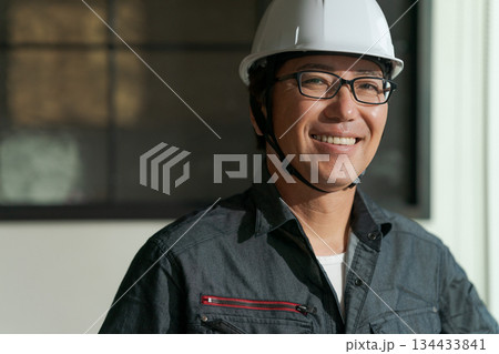 作業服を50代着た男性 134433841