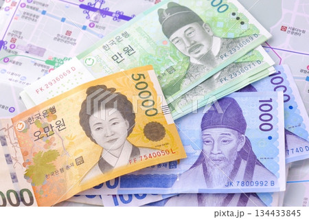 韓国の通貨、ウォンKRWの紙幣と、韓国の地図を用意して、韓国旅行の計画を立てる 韓国の通貨、ウォンKRWの紙幣と、韓国の地図を用意して、韓国旅行の計画を立てる 134433845