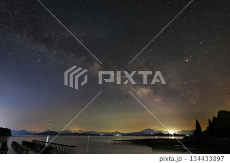 瀬戸内の春の星景色 夜明け前の空に昇る天の川 瀬戸内の春の星景色 夜明け前の空に昇る天の川 134433897