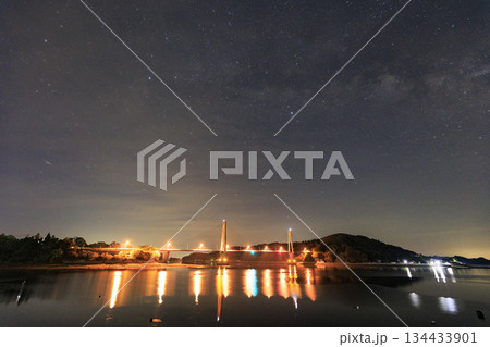 瀬戸内の春の星景色 昇る白鳥座と天の川 瀬戸内の春の星景色 昇る白鳥座と天の川 134433901