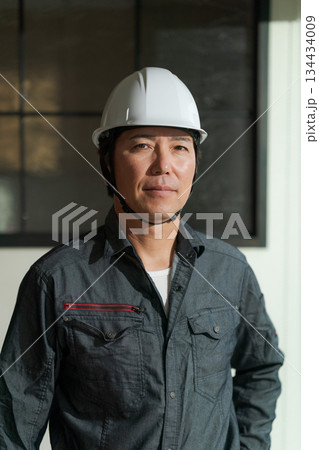 作業服を50代着た男性 作業服を50代着た男性 134434009