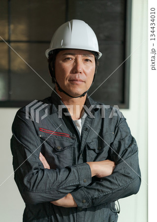 作業服を50代着た男性 作業服を50代着た男性 134434010