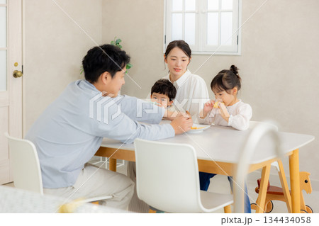 若い家族、親子、子ども、リビング　 134434058