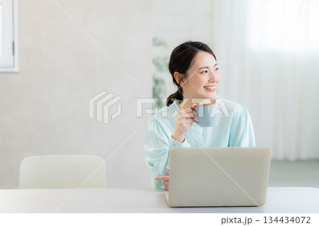 パソコンを使う女性  134434072
