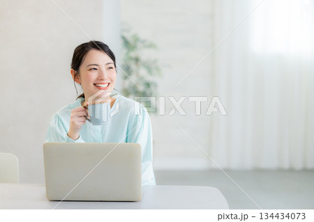 パソコンを使う女性  134434073
