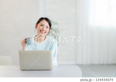 パソコンを使う女性  134434074