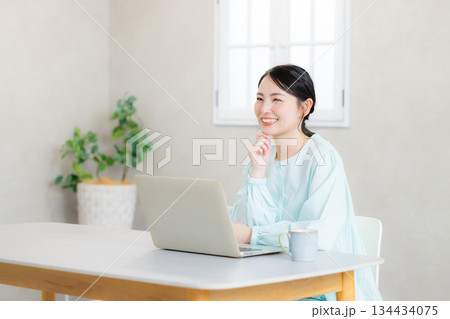 パソコンを使う女性  134434075