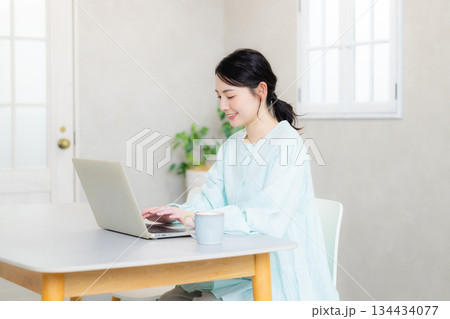 パソコンを使う女性  134434077