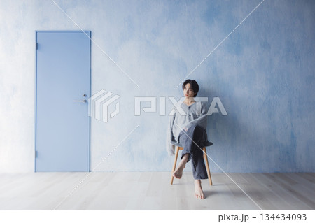 部屋でリラックスする男性 部屋でリラックスする男性 134434093