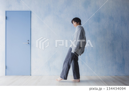 部屋でリラックスする男性 部屋でリラックスする男性 134434094