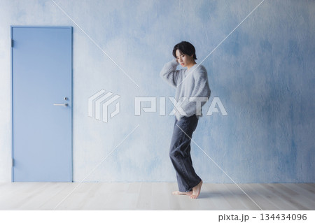 部屋でリラックスする男性　 134434096