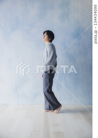 部屋でリラックスする男性　 134434099