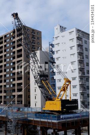 建設現場のクローラクレーン 134434101