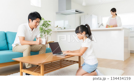 マイホーム・リビングで寛ぐ家族 134434159