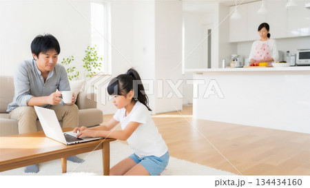 マイホーム・リビングで寛ぐ家族 134434160