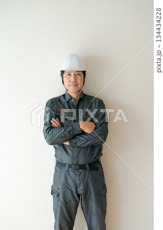 ヘルメットをかぶった男性 ヘルメットをかぶった男性 134434228