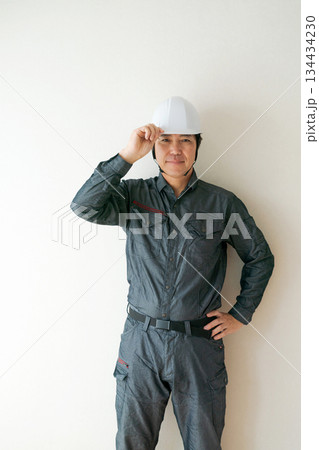 ヘルメットをかぶった男性 134434230