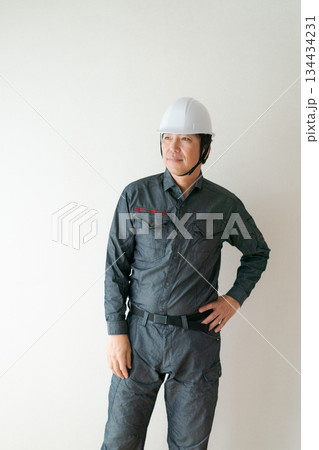 ヘルメットをかぶった男性 134434231