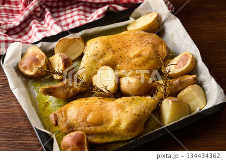 焼きたてのローストチキン 134434362