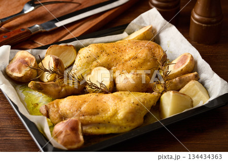 焼きたてのローストチキン 134434363