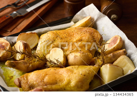 焼きたてのローストチキン 134434365
