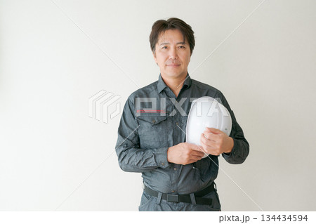 作業服を着た50代男性 134434594