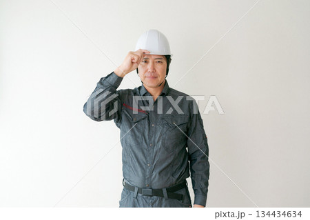 ヘルメットをかぶった男性 134434634