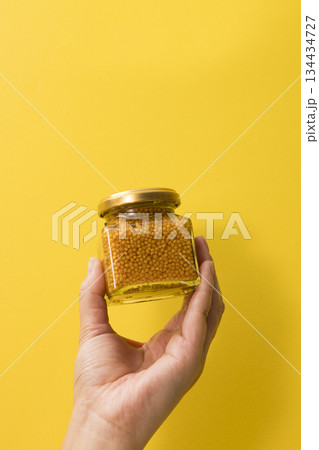 手に持ったマスタードの瓶 134434727