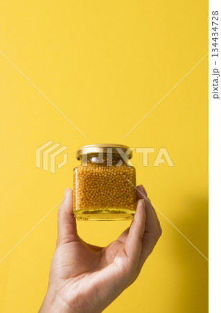 手に持った粒マスタード 134434728