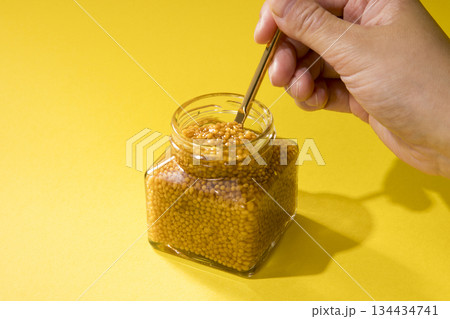 粒マスタードをスプーンですくう 134434741