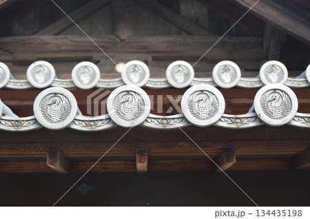 「鶴の丸 紋」の軒丸瓦（花岳寺／兵庫県赤穂市加里屋1992） 134435198