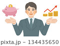 スーツ姿の男性が、貯金が増えて笑顔になっているイラスト 134435650