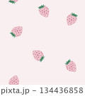 淡いピンクのペンで描いた落書きいちごのシームレスパターン 134436858